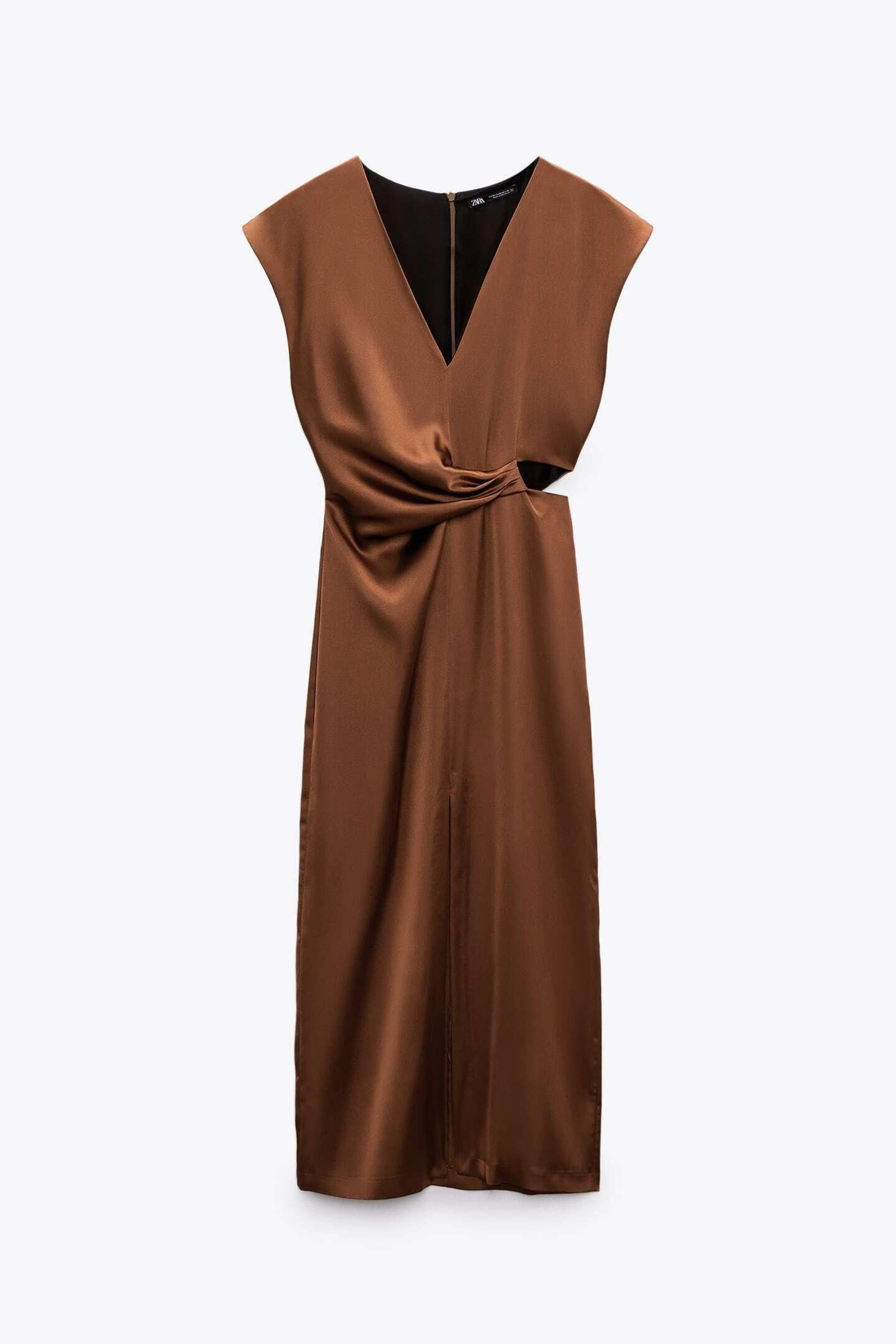 Vestido satinado de color marrón de Zara.