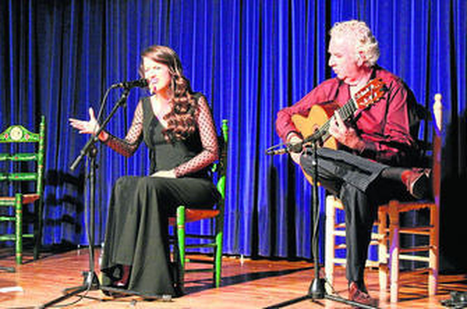 Laura Oliva, acompañada por Paco Cortés a la guitarra, durante su actuación en la primera gala.