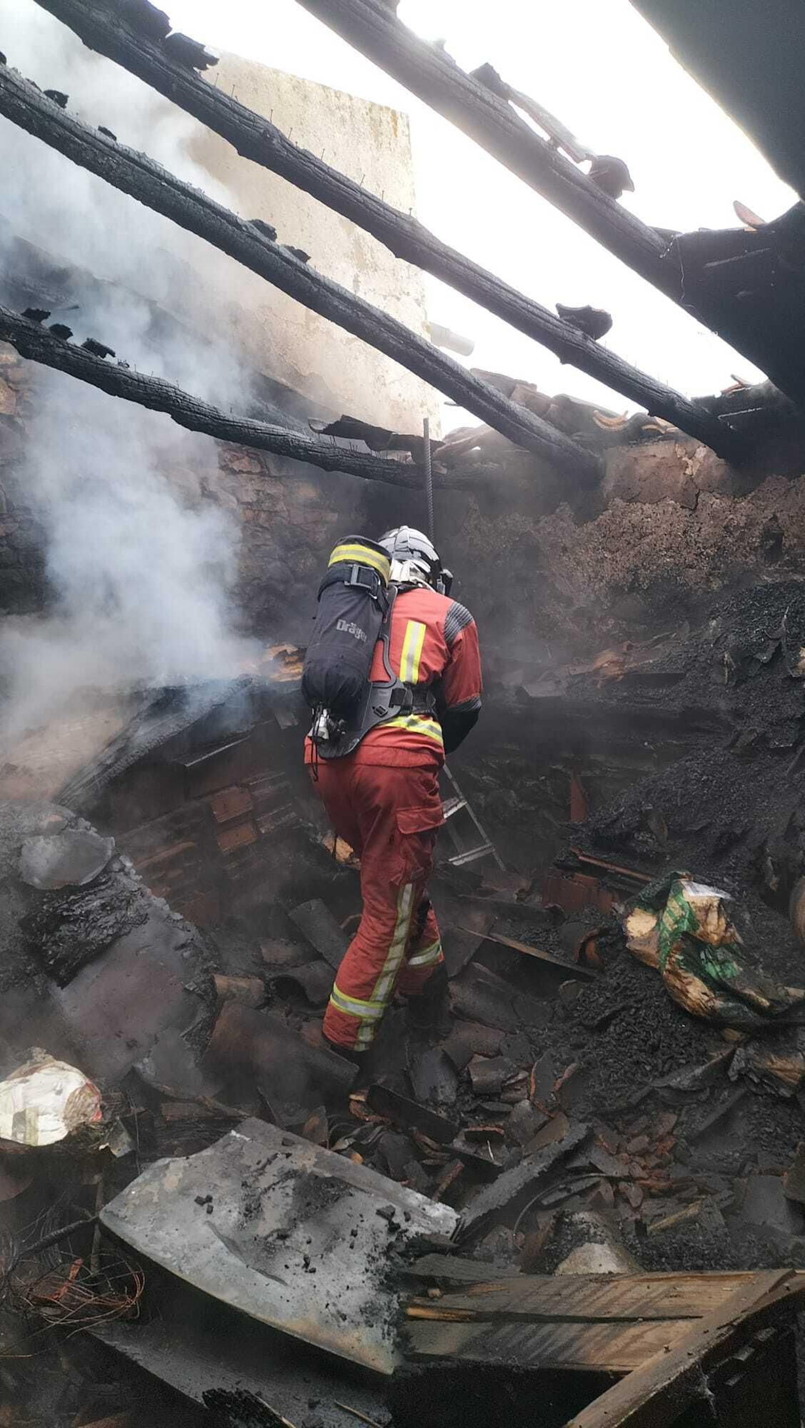 Incendio en una casa de Cumbres de San Bartolomé Incendio en una casa de Cumbres de San Bartolomé