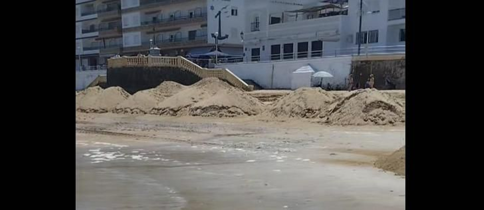 Playa de Chipiona con montículos de arena