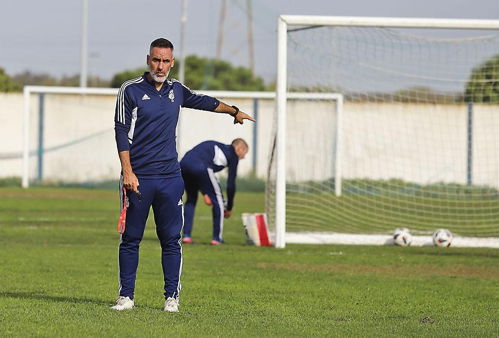El entrenador del Recreativo de Huelva, Abel Gómez, durante la sesión de entrenamiento de este viernes.
