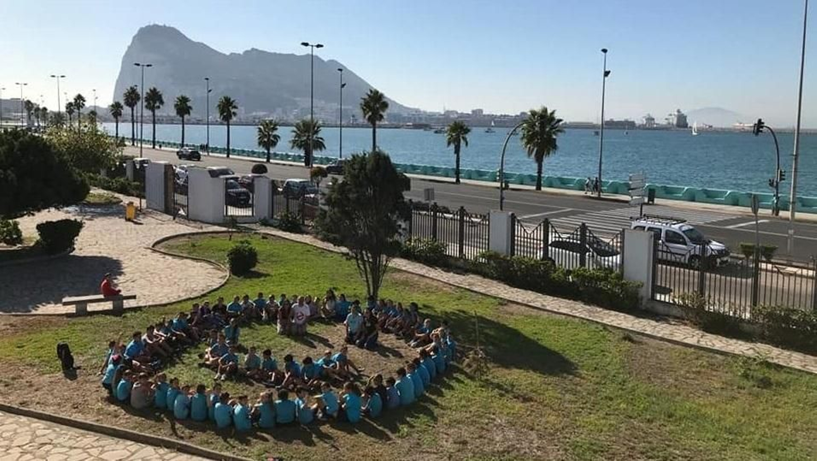 Alumnos del colegio Carlos V realizan una actividad en el patio.