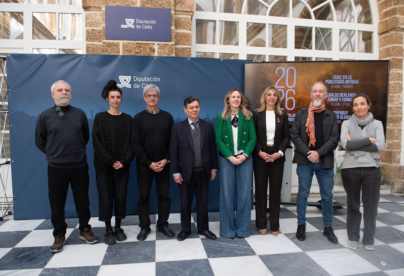 Imagen de artistas y responsables de la Diputación de Cádiz tras la presentación de la programación expositiva.