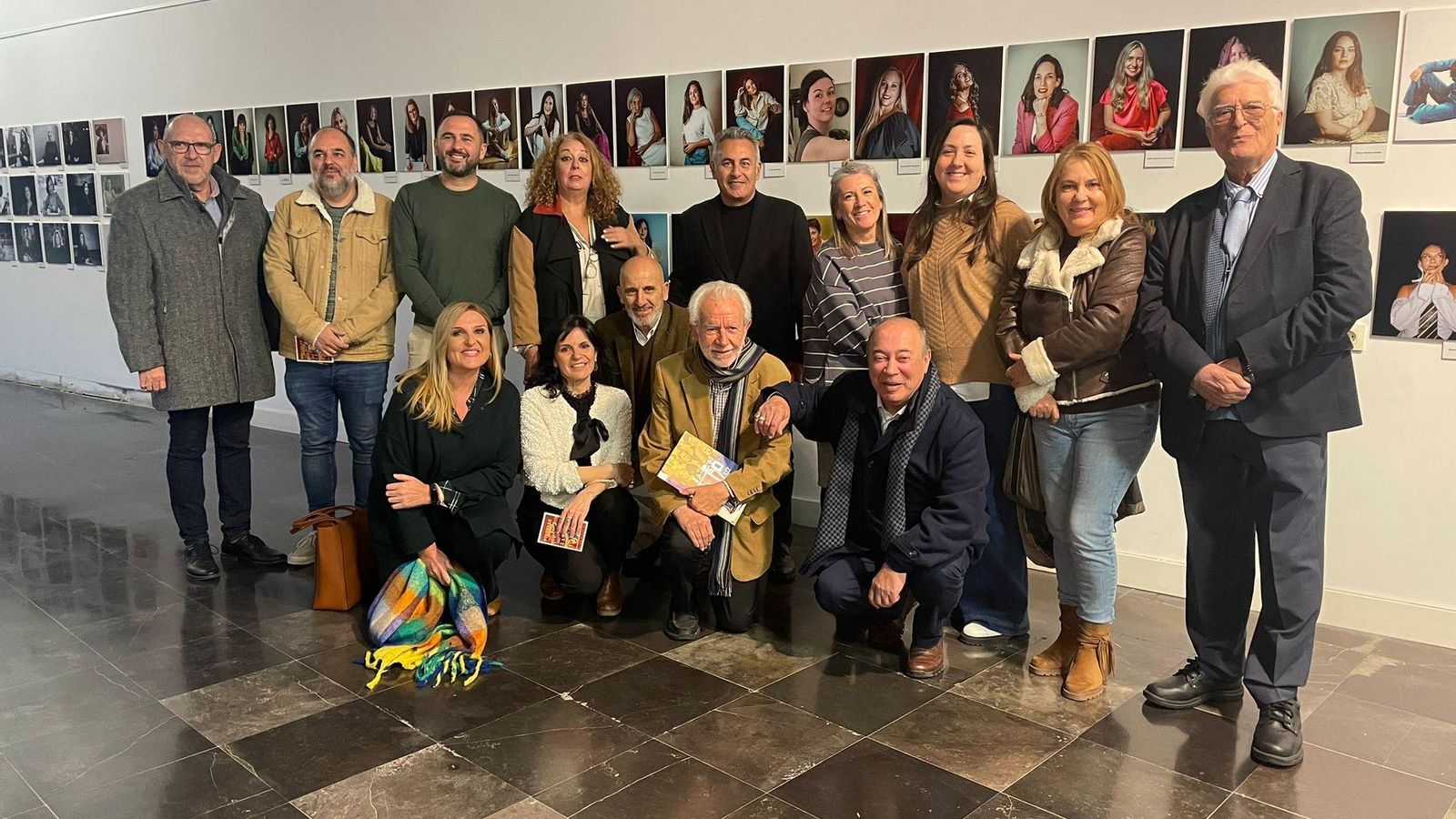 Foto de familia en la inauguración de la exposición.