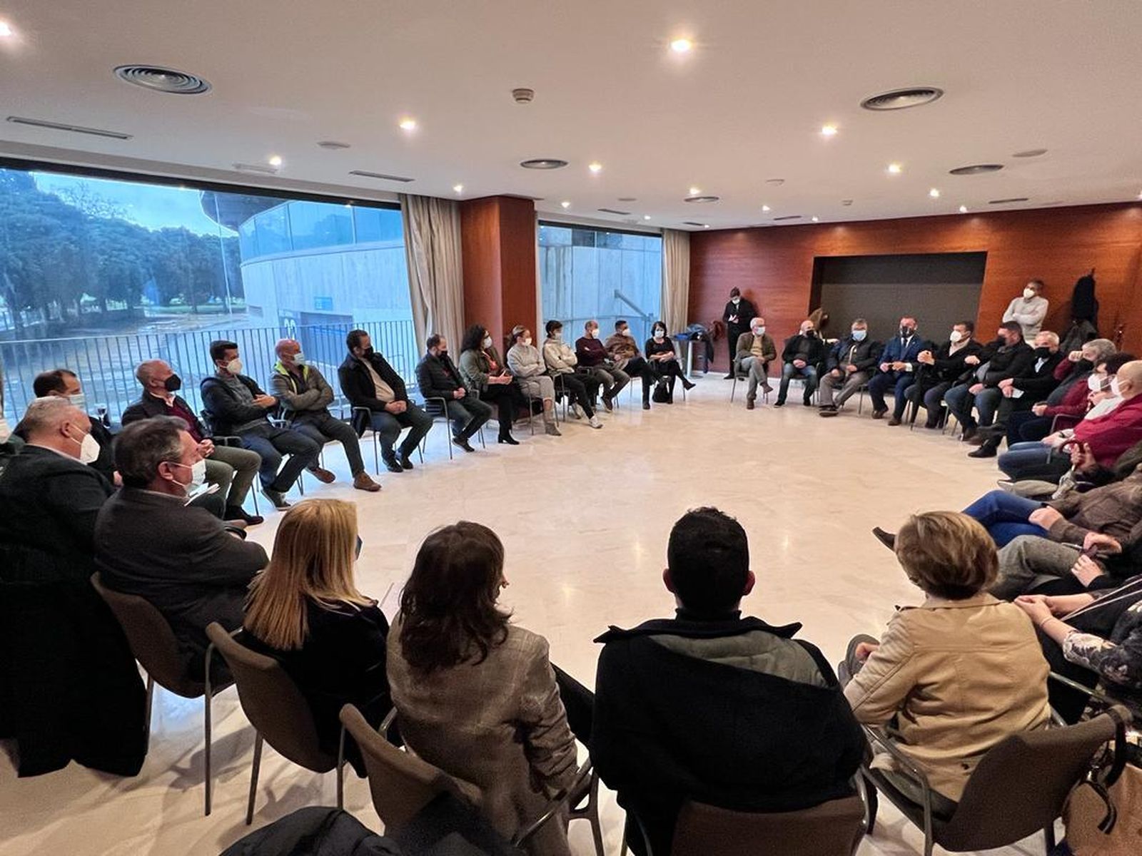 Un instante de la reunión de Juan Espadas con representantes de entidades deportivas.