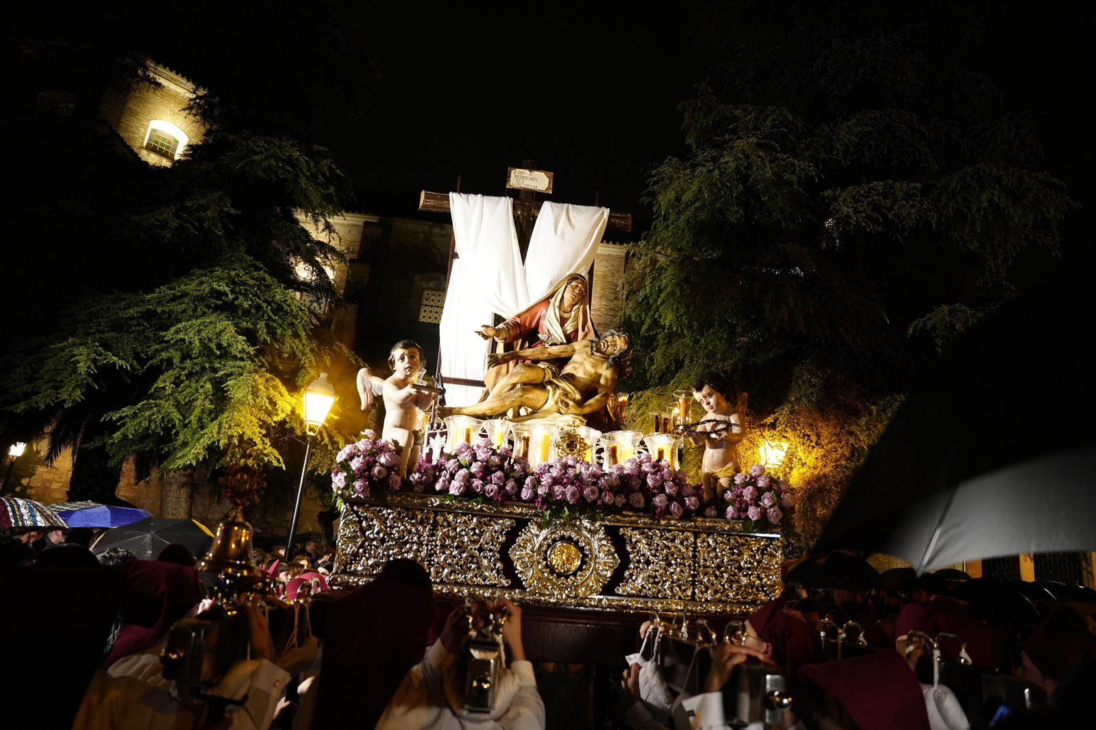 Lunes Santo en Lucena: La Pasión regresa a su templo a causa de la lluvia, en imágenes