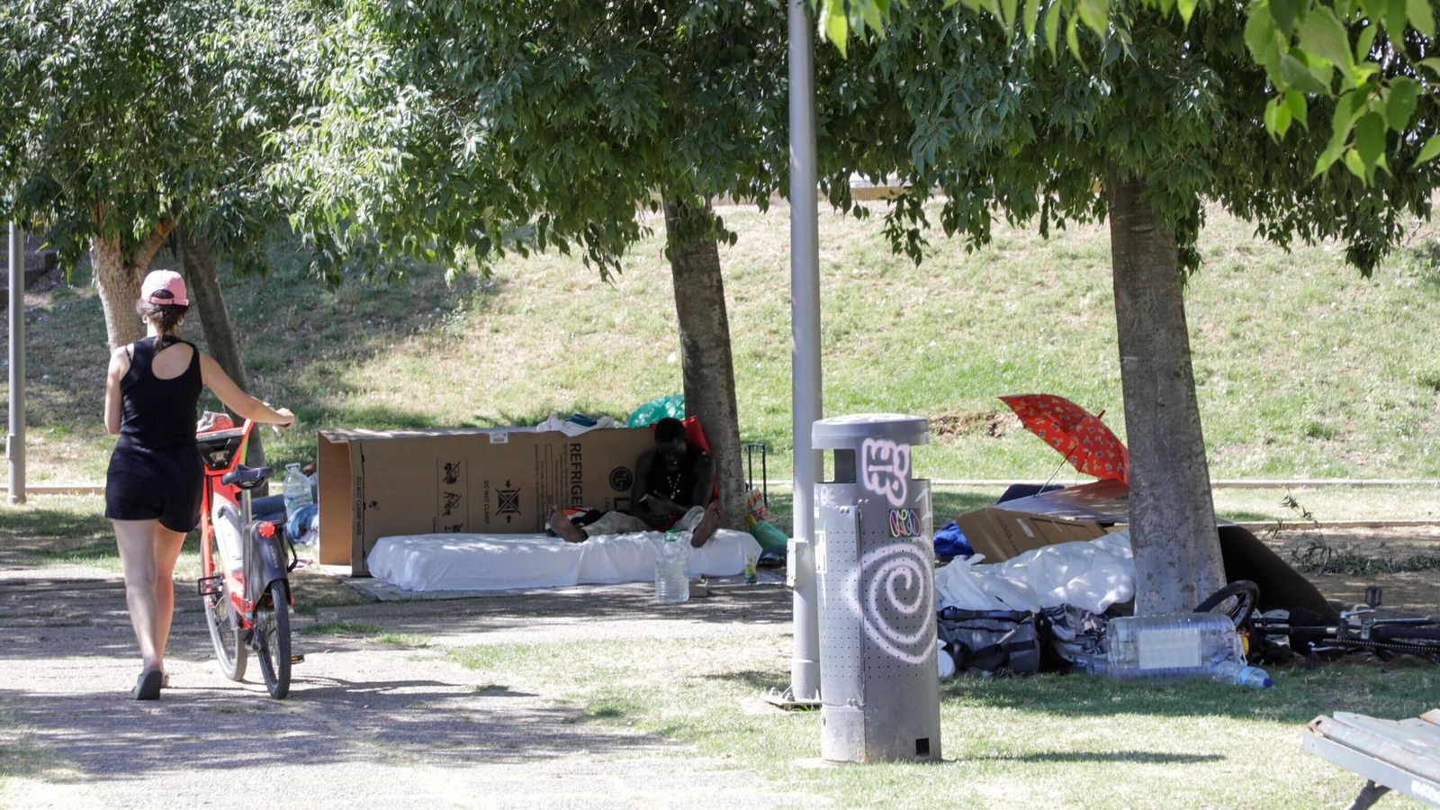 El campamento, en los jardines de la calle Radio Sevilla.