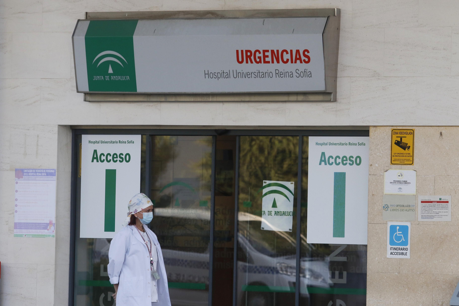 Una profesional sanitaria en el área de Urgencias del Reina Sofía.