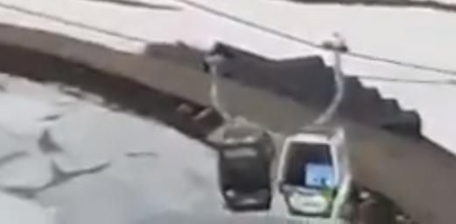 Imagen del viento moviendo los telecabinas