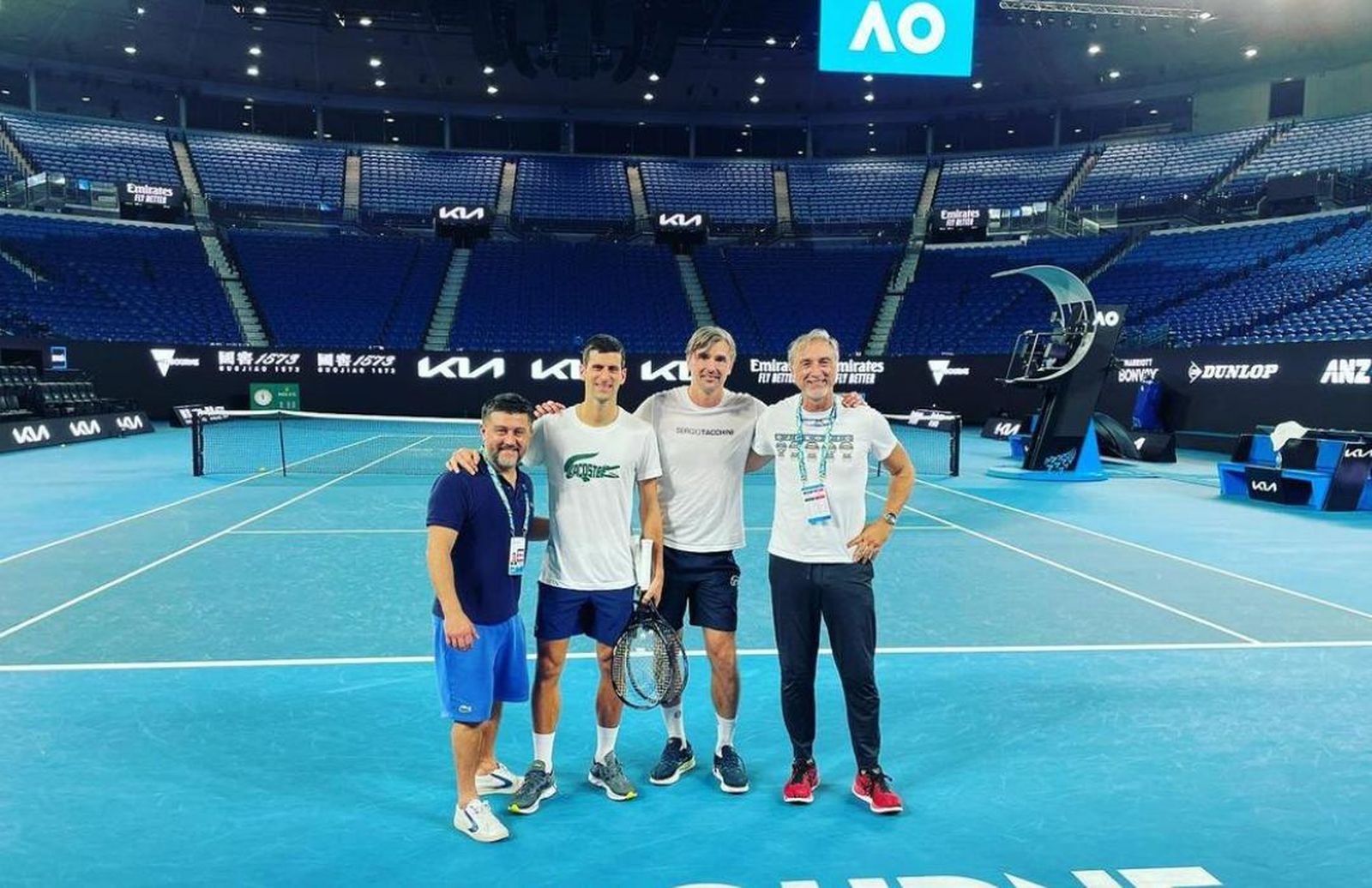 Djokovic junto a su equipo de trabajo