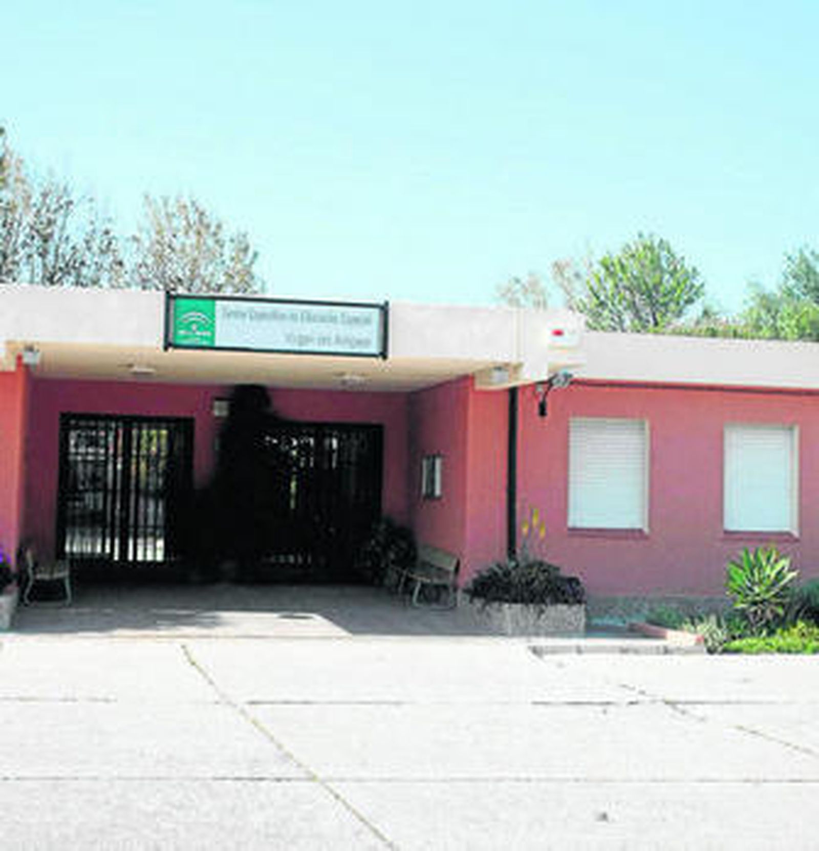 La puerta de acceso al colegio Virgen del Amparo.