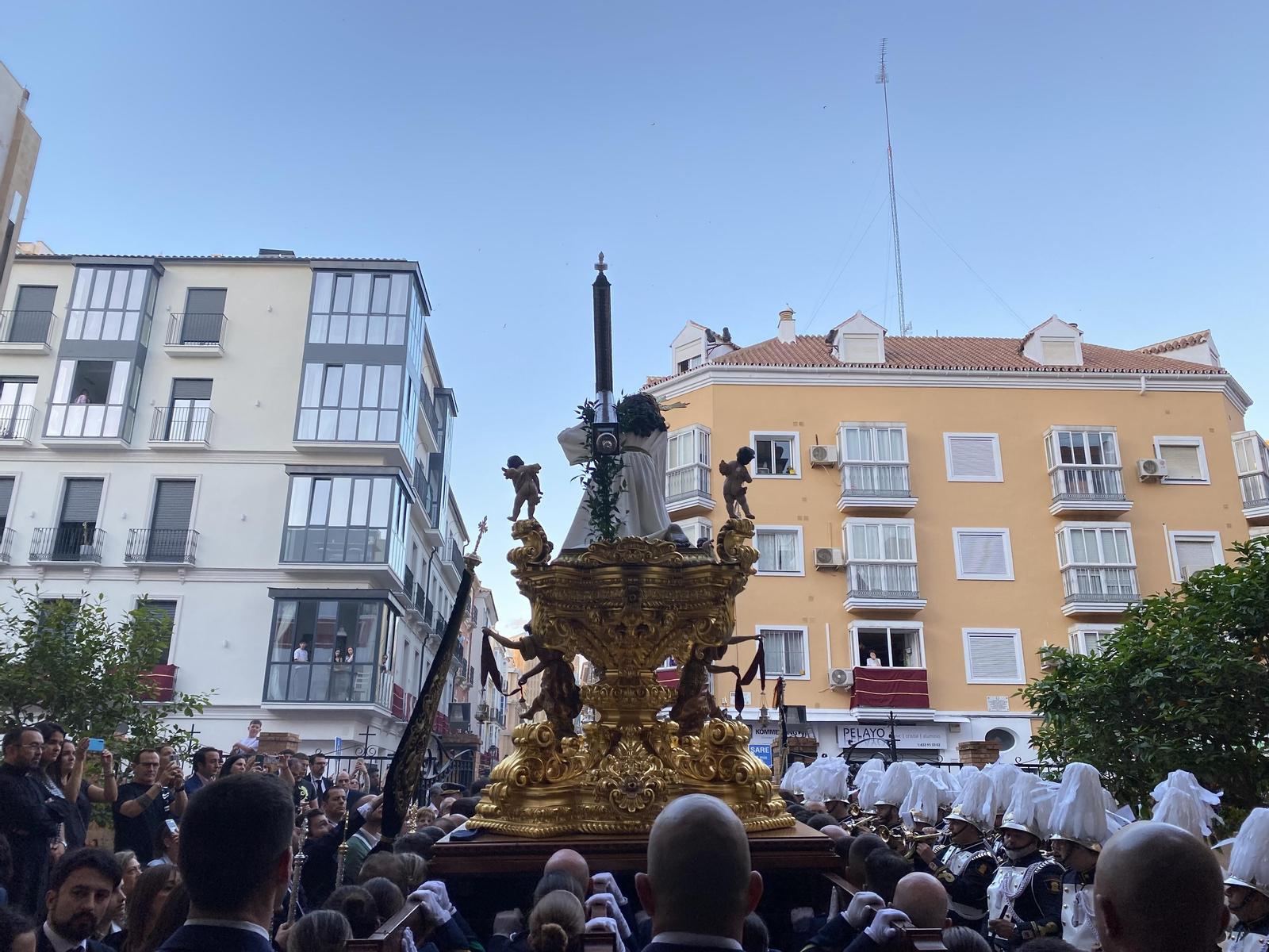 Jesús de la Misericordia saliendo de la Parroquia de Nuestra Señora del Carmen. Jesús de la Misericordia saliendo de la Parroquia de Nuestra Señora del Carmen.
