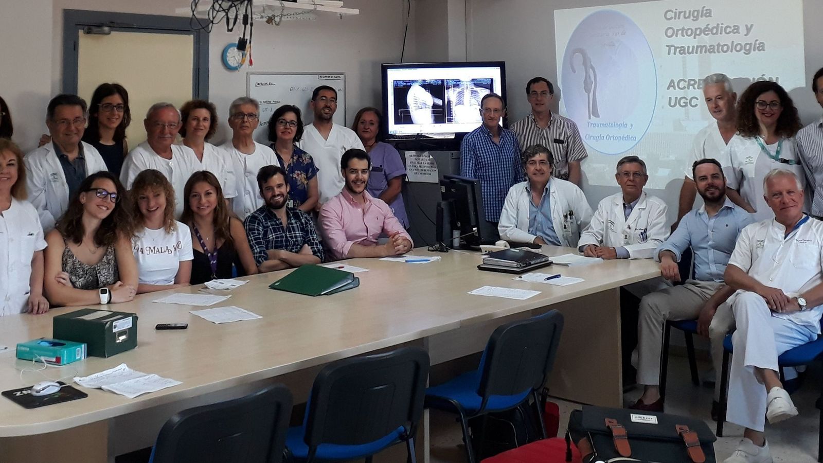 Un grupo de profesionales de Cirugía Ortopédica y Traumatología en el  Valme