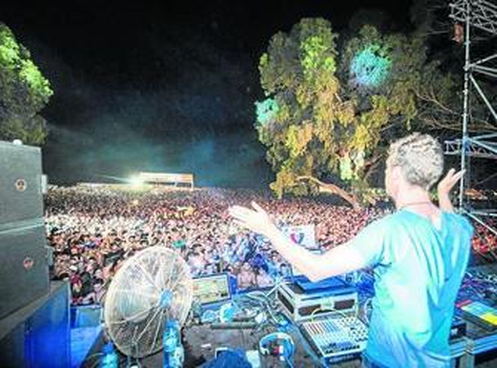 Egbert DJ ante miles de personas en uno de los escenarios.