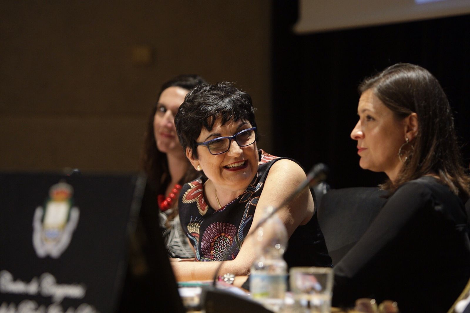 La autora del libro, María Elena Martínez Rodríguez de Lema, junto a la alcaldesa, durante la presentación.
