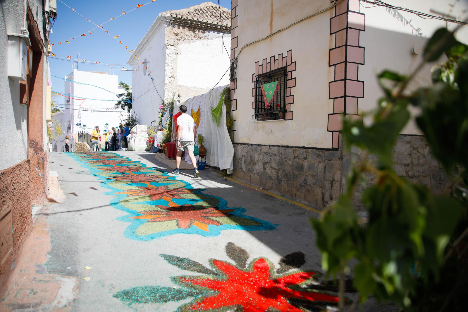 Así es la gran alfombra de serrín para que levite la Virgen de Fátima de Tíjola