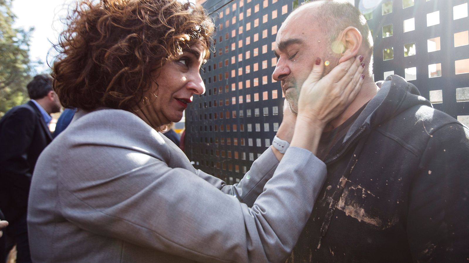 La ministra de Hacienda, María Jesús Montero, consuela a un vecino en su visita al distrito.