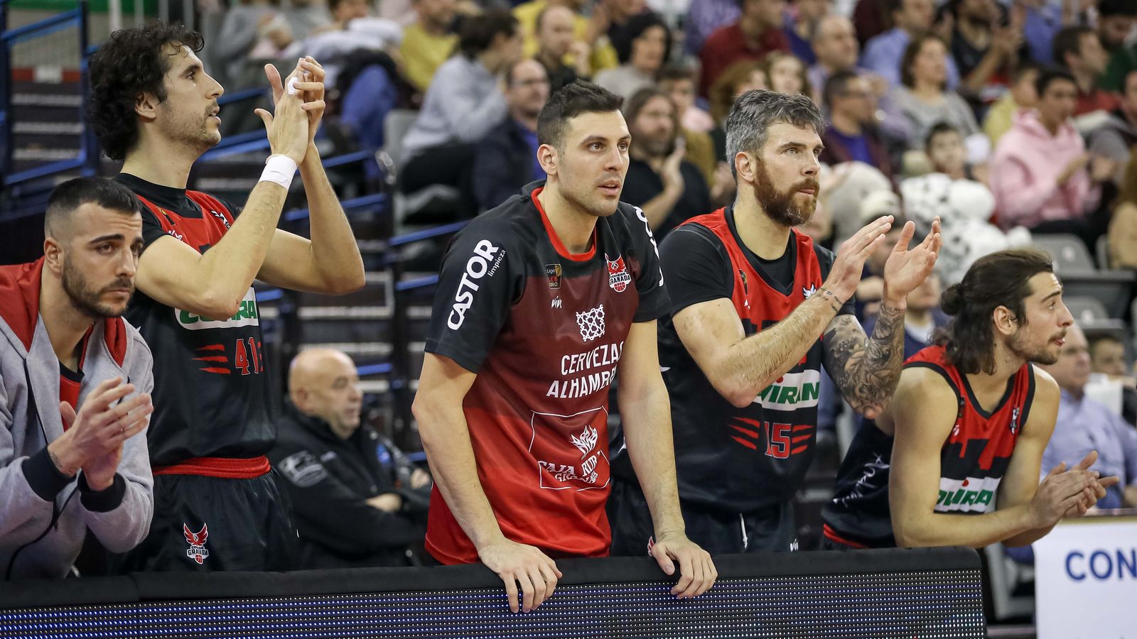 El pívot, junto a varios de sus compañeros.