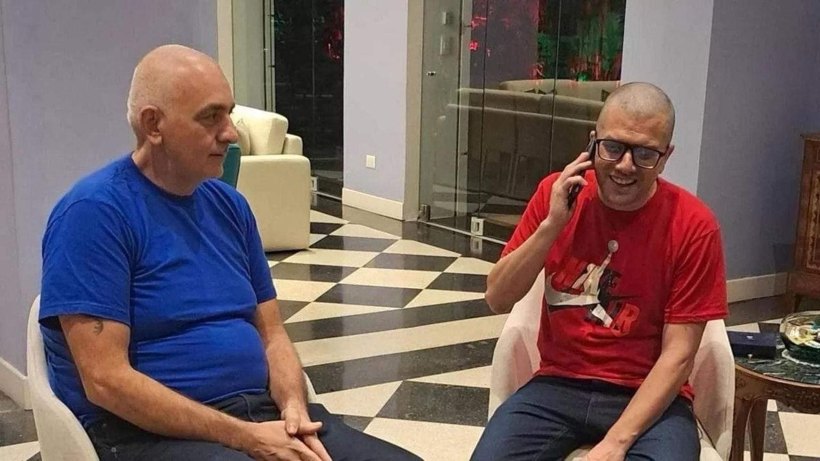 Los italianos Alberto Trentini y Mario Burlò, excarcelados por Venezuela junto a otra veintena de presos políticos, en una imagen difundida por el ministerio de Exteriores italiano.