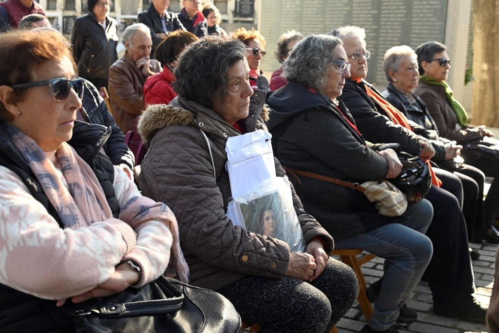 La plataforma Comisión de la Verdad recuerda a las víctimas del franquismo con un acto en el cementerio de la Salud, en imágenes