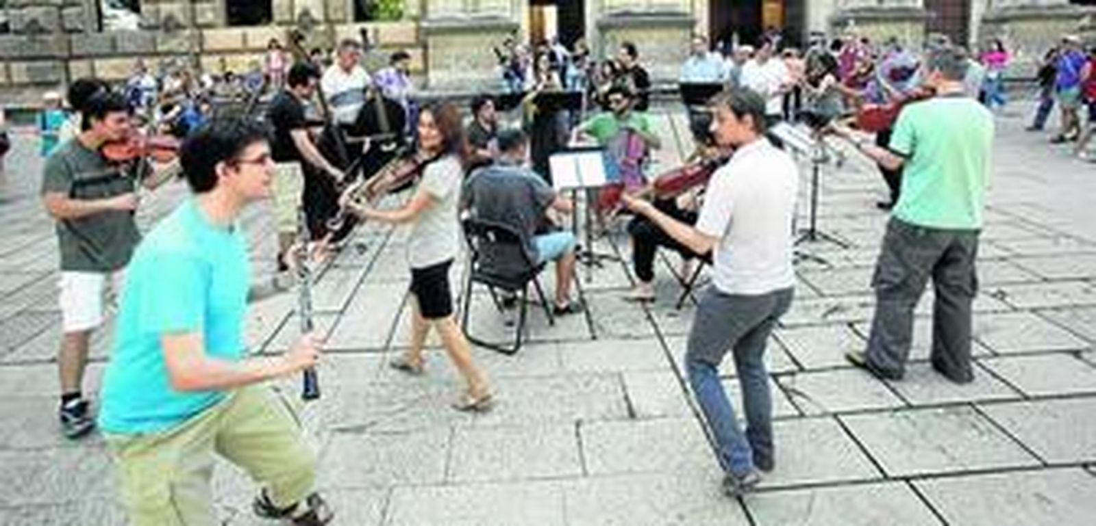 La orquesta bandArt durante la actuación improvisada.