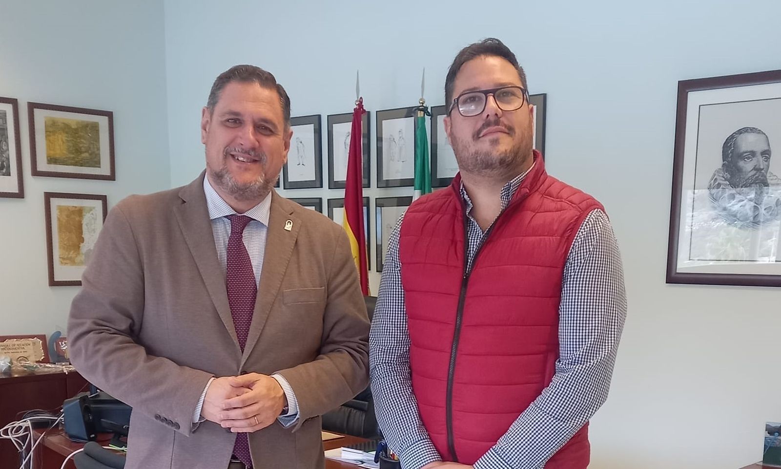 El delegado territorial, Francisco Alonso Martínez (i), durante el encuentro con Alberto Padilla López.