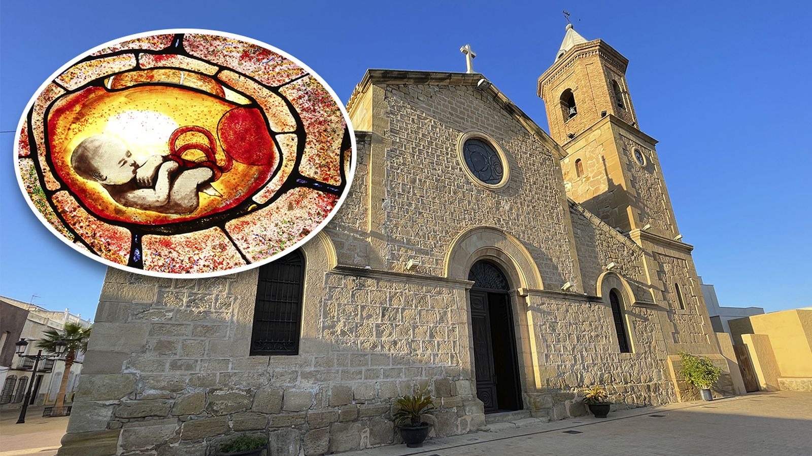 La iglesia de Turre tiene vidrieras únicas, como la del feto de Cristo en el vientre de la Virgen.