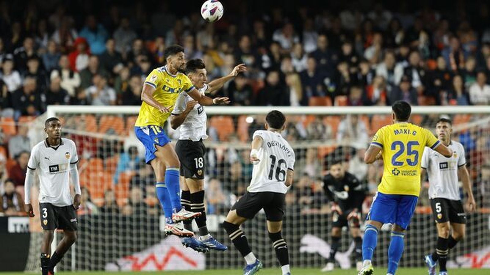 Un momento del choque en Valencia esta temporada.