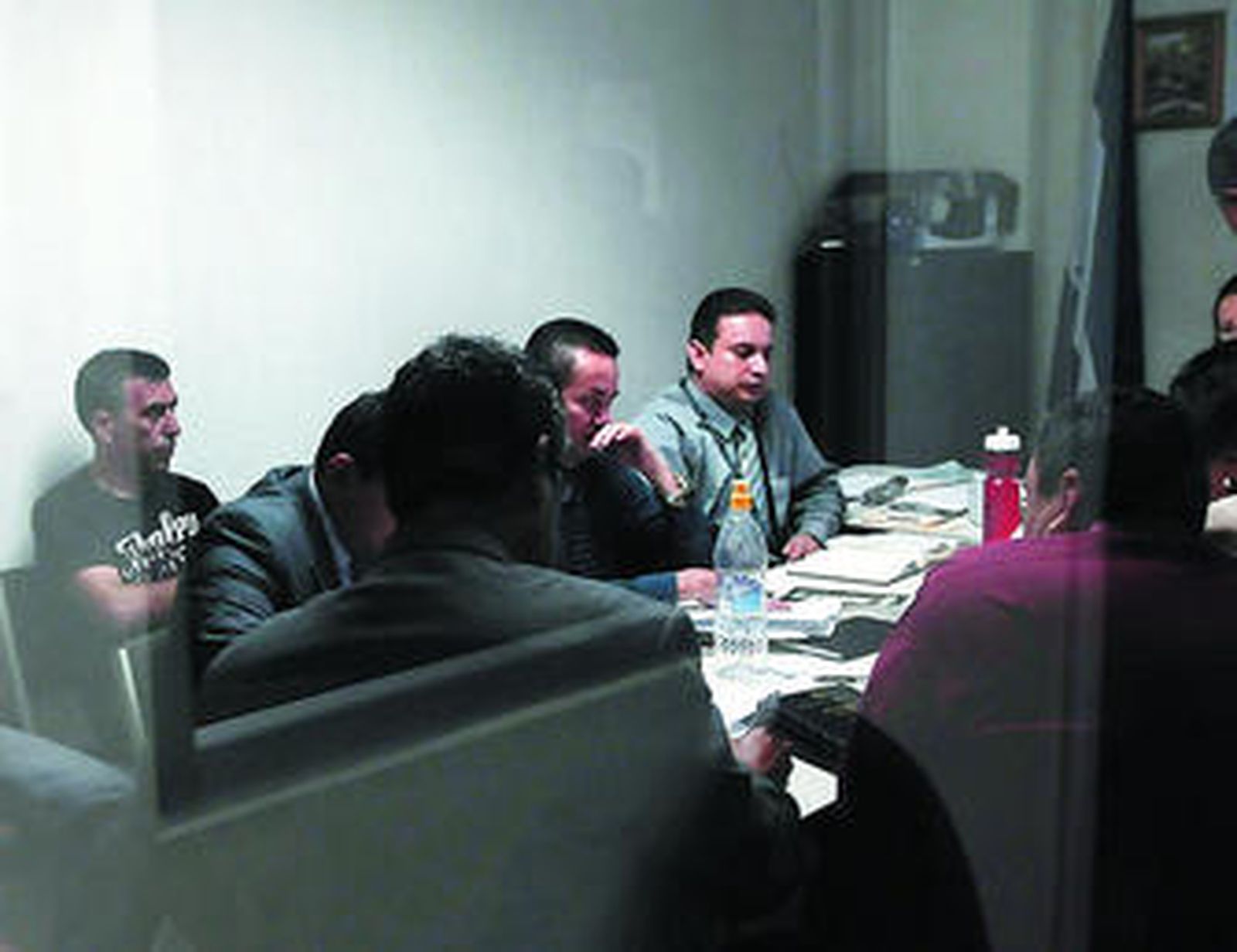 A la izquierda, en segunda fila, Antonio Porta durante la audiencia judicial celebrada en Tegucigalpa.