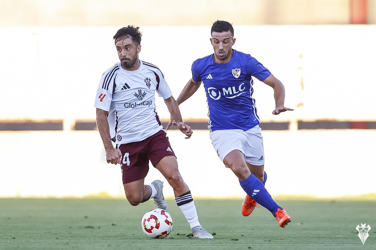 Jaume Costa conduce ante la presión de Hugo Díaz.