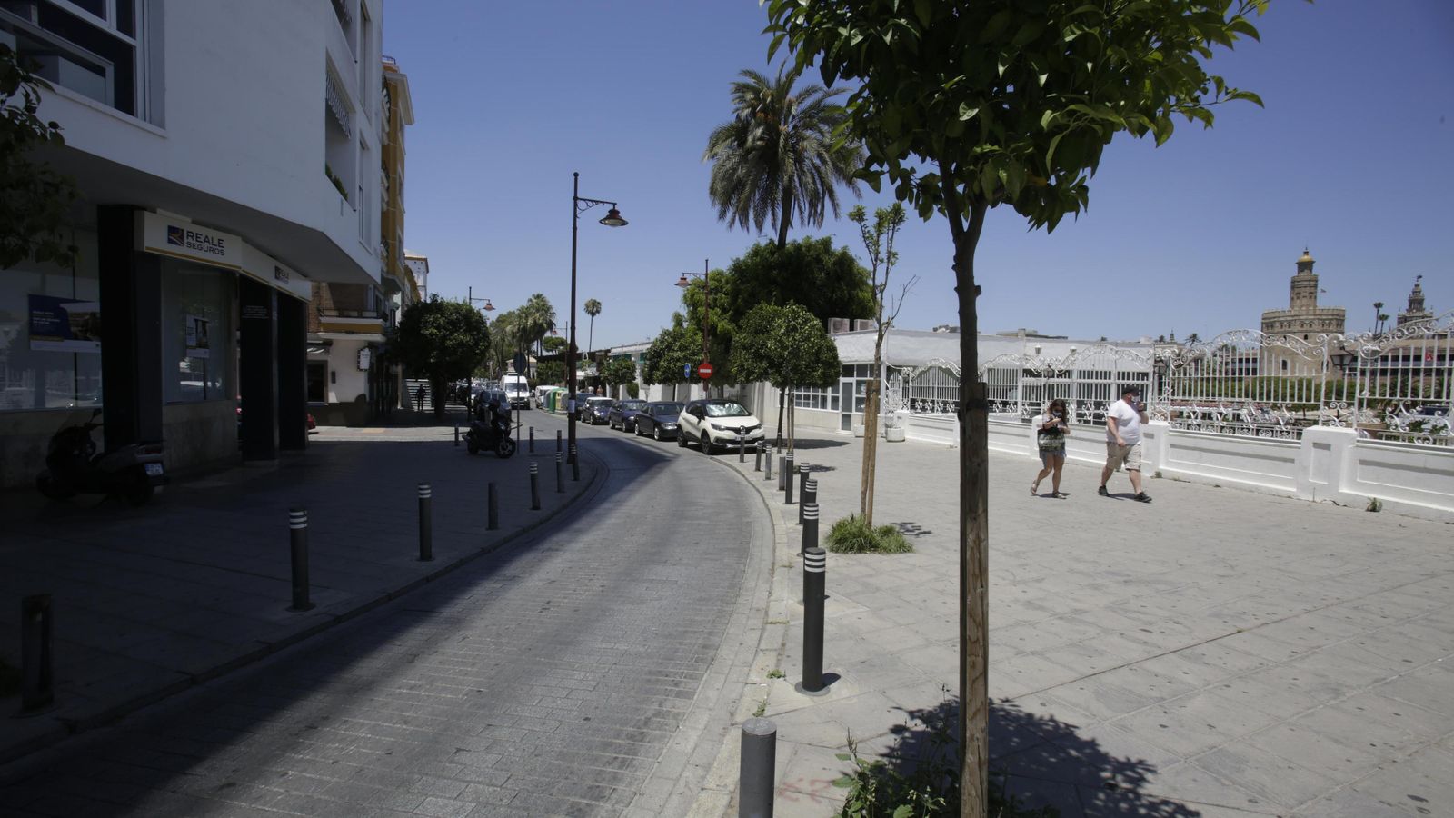 Vista de la calle Betis desde la Plaza de Cuba.