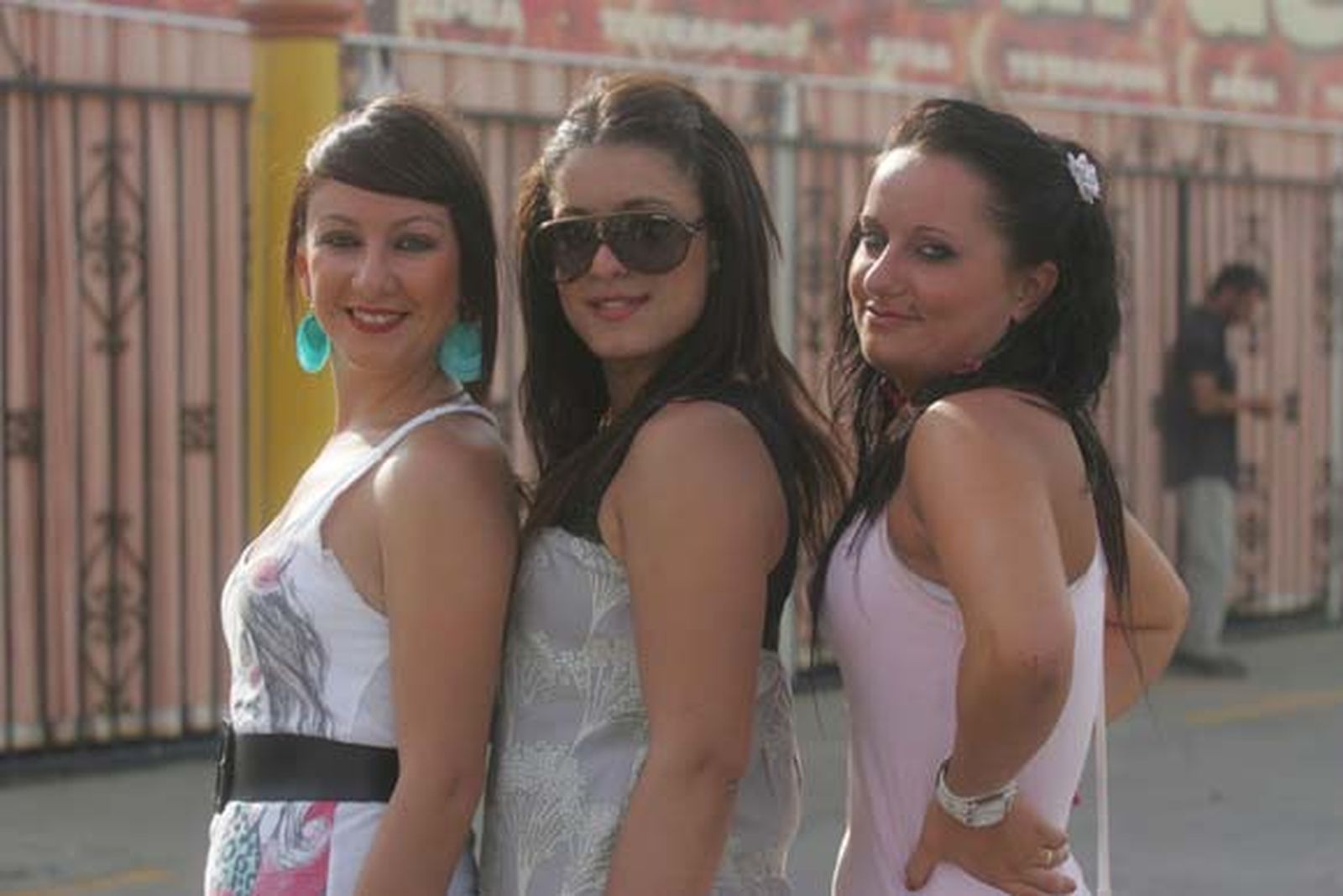 Tres jóvenes posan en una de las calles del Real.

Foto: Jose Maria Quiñones