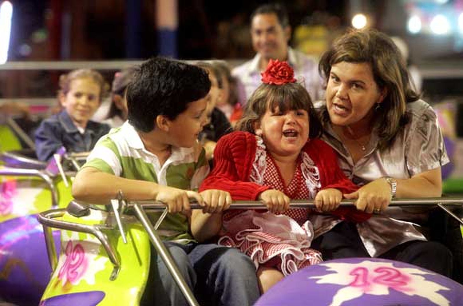 Imagen de una madre subida a una atracción junto a dos pequeños

Foto: Vanessa Perez/J.M.Q.