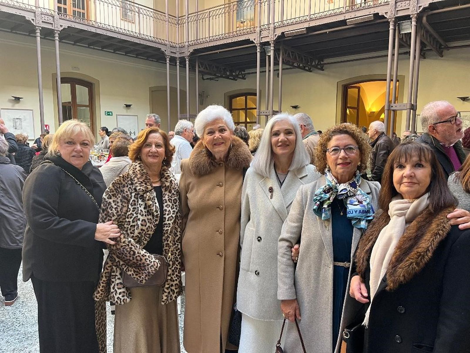 Lola Martínez, Nieves Ruiz, Luisa la de Enrique, Puri Vázquez, Lola Zubiela y Milagros García.