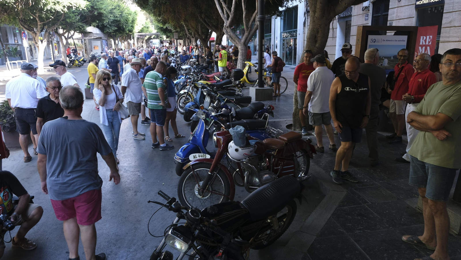 Las motos antiguas dan brillo a la Feria de Almería