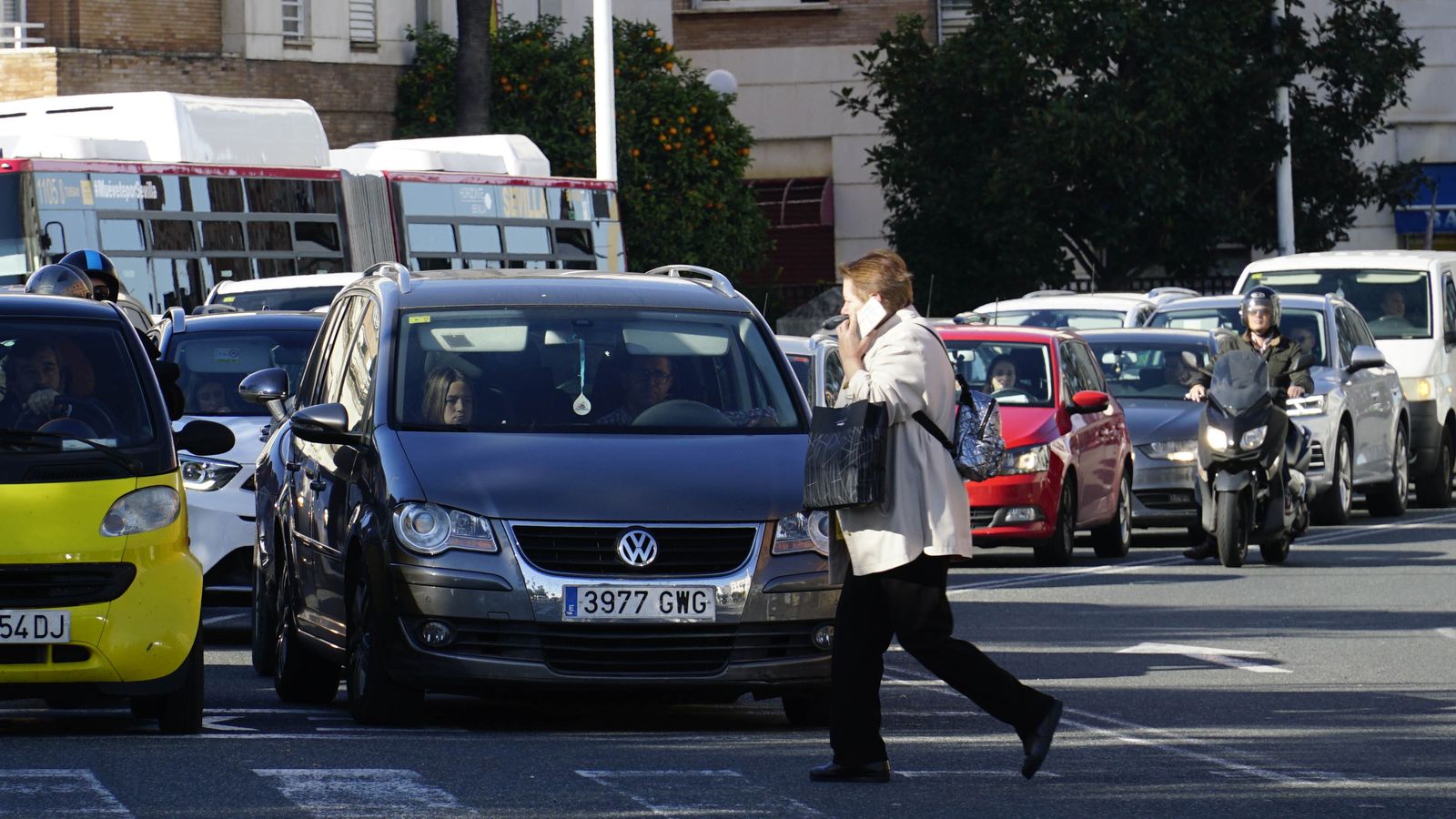 Fila de coches en el semáforo de la calle Arjona a la altura del Puente de Triana.