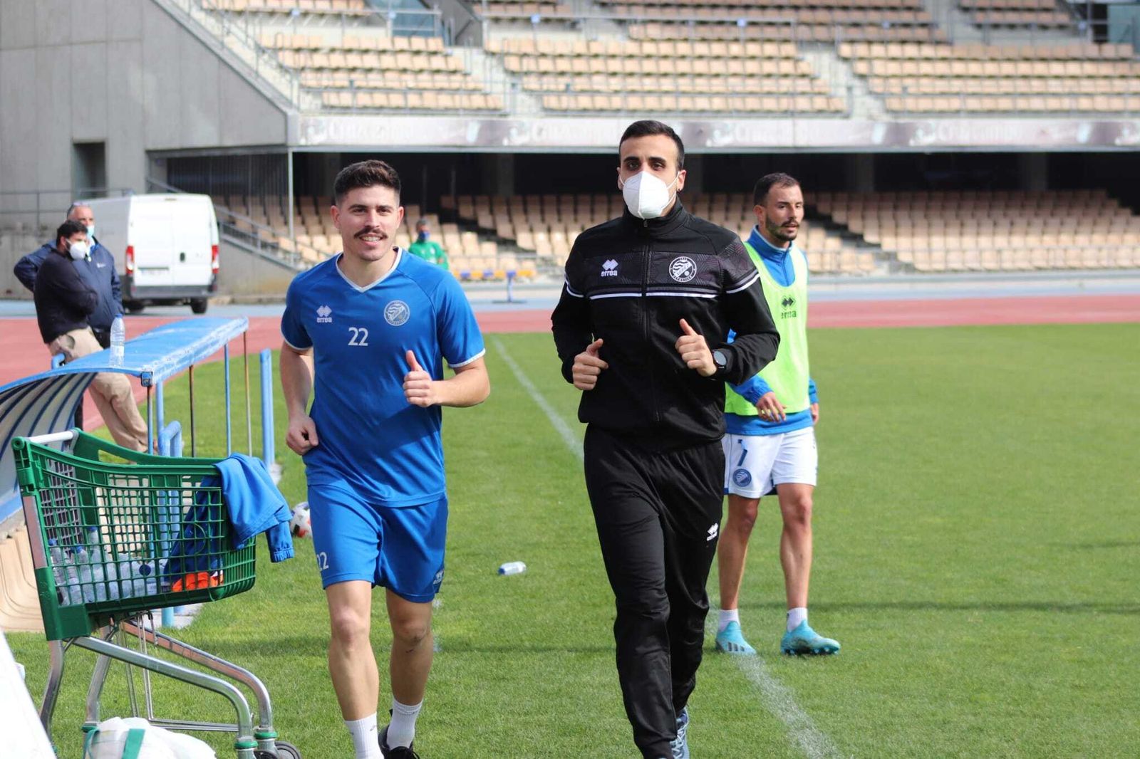 Álex Padilla corriendo este sábado en Chapín junto al fisio Miguel Luque.