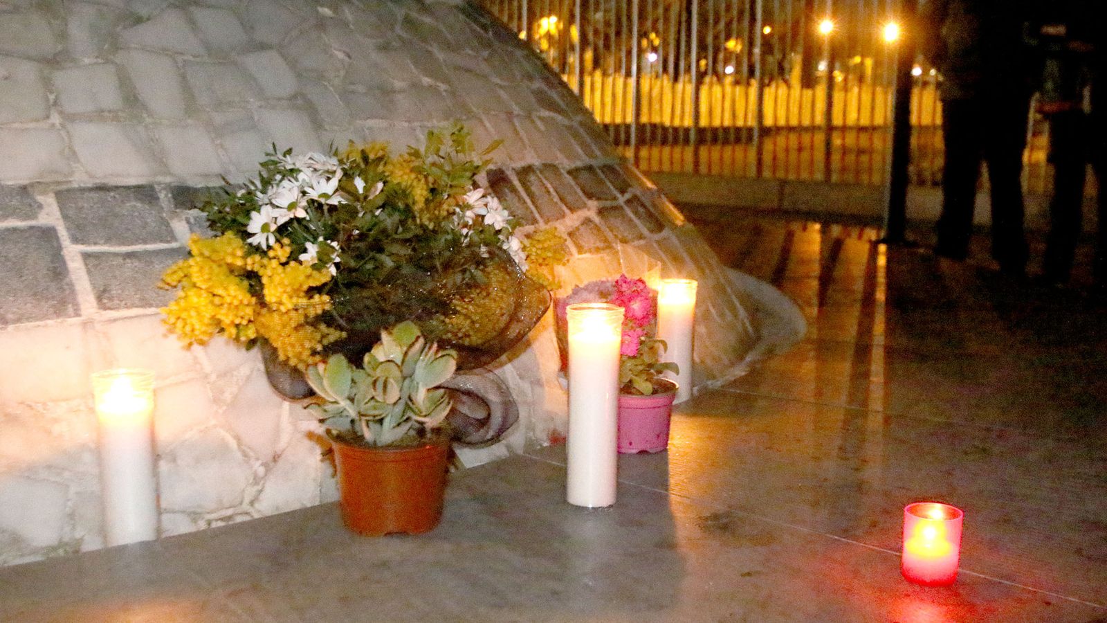 Velas y flores en recuerdo de Gabriel.