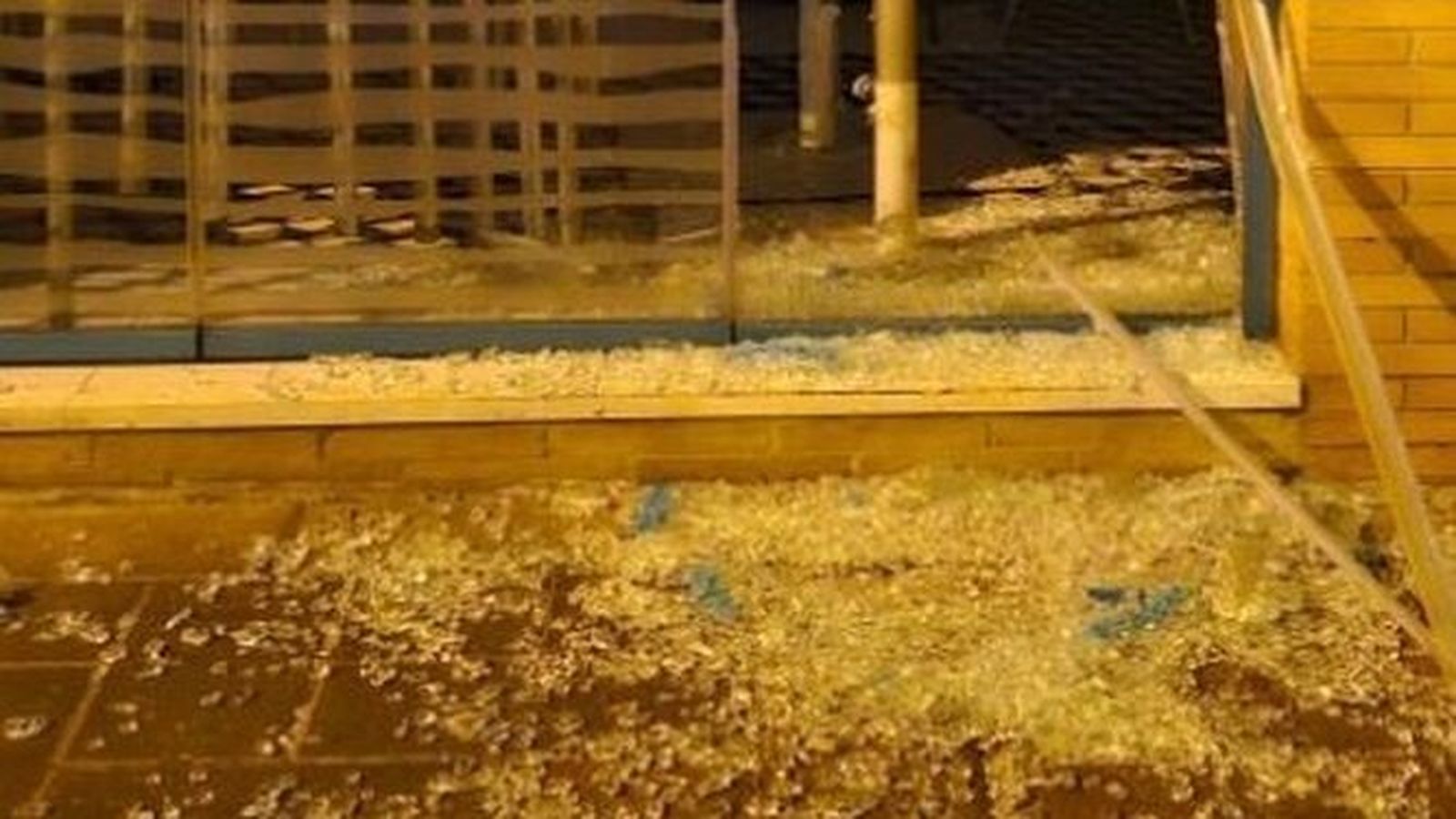 Cristales rotos por el robo a una marisquería de Teatinos.