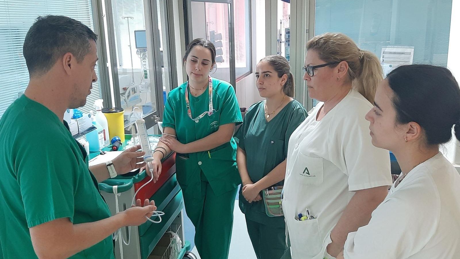 Instrucciones en la Unidad de Cuidados Intensivos del hospital Infanta Elena a alumnos en prácticas. Instrucciones en la Unidad de Cuidados Intensivos del hospital Infanta Elena a alumnos en prácticas.