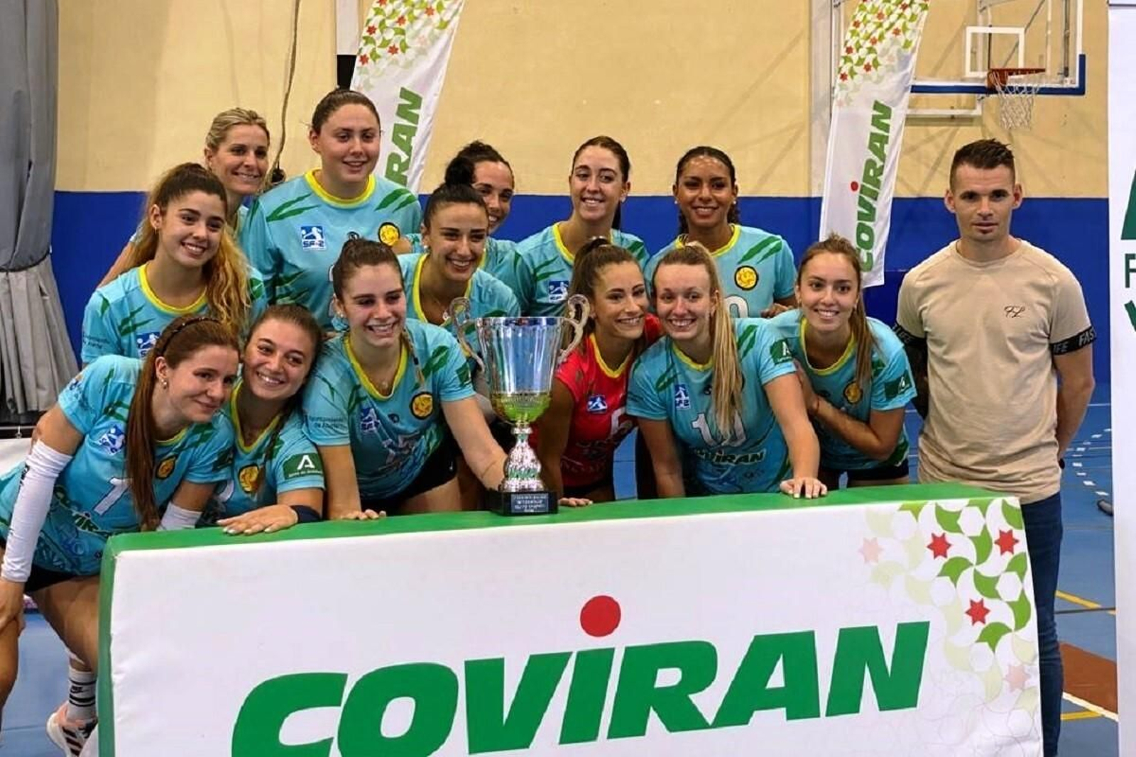 El Covirán CDU Atarfe con su trofeo de ganador