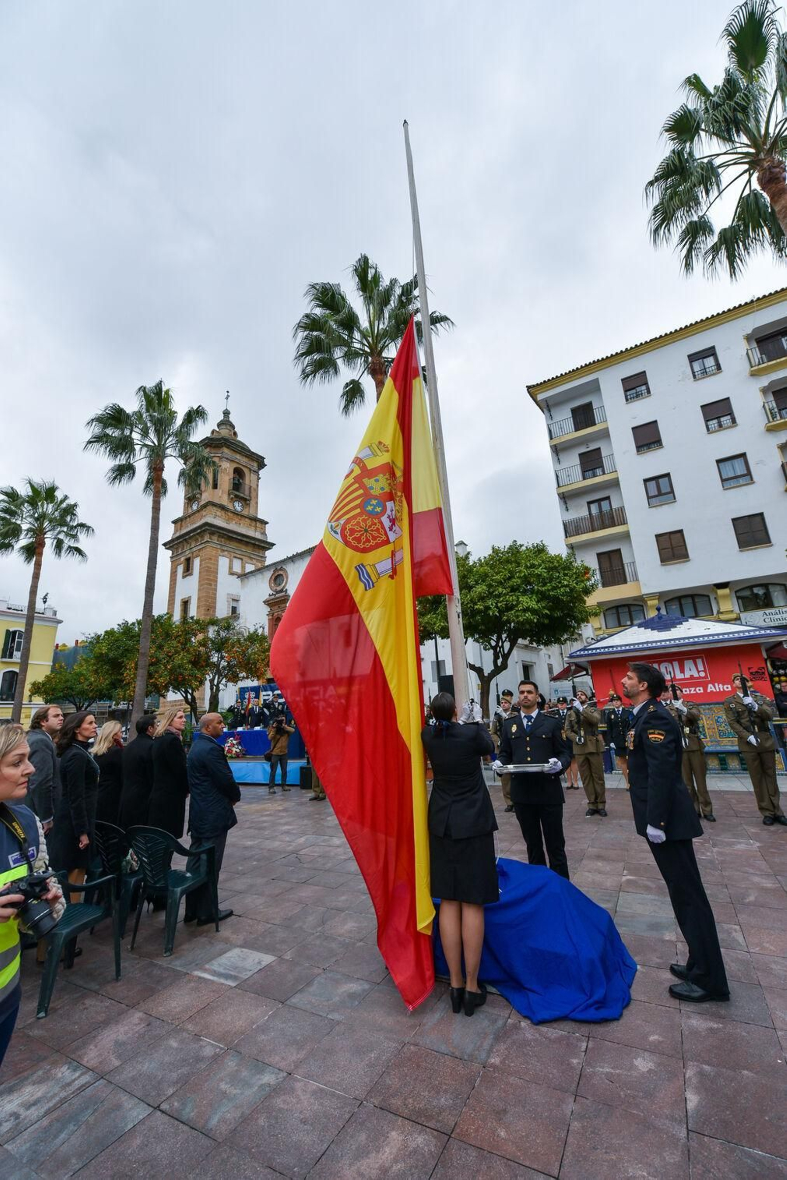 Izado de la bandera de España en la Plaza Alta de Algeciras. Izado de la bandera de España en la Plaza Alta de Algeciras.