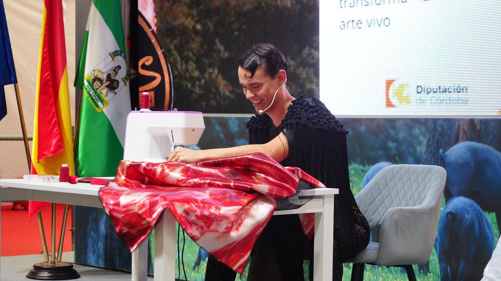 José Perea elabora un vestido en directo.
