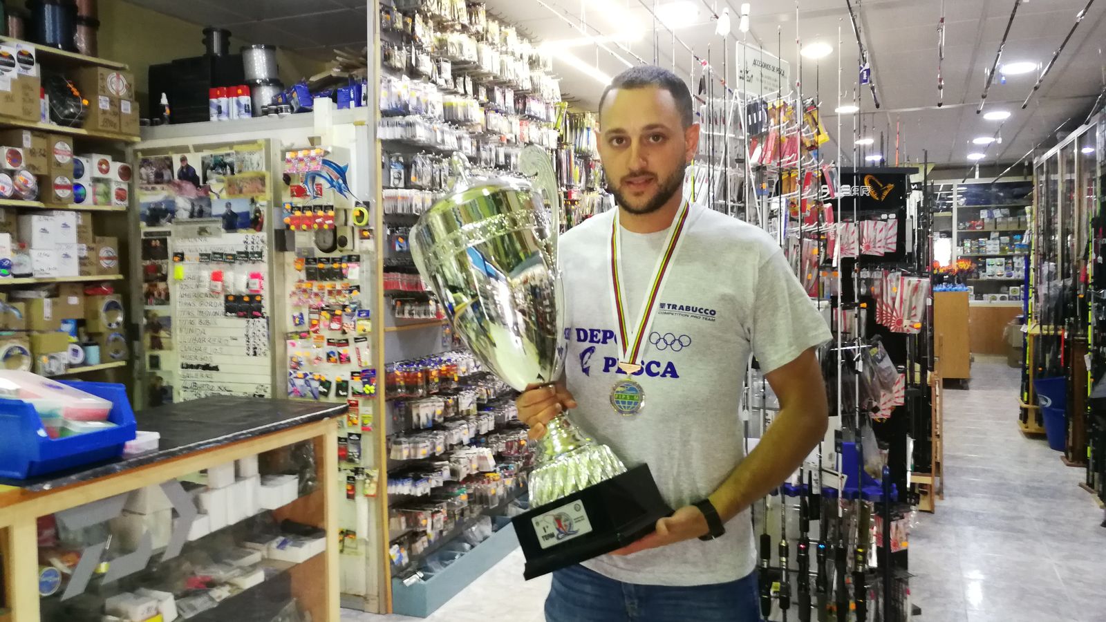El cetro mundial ya en tierras almerienses, en la tienda DeporPesca