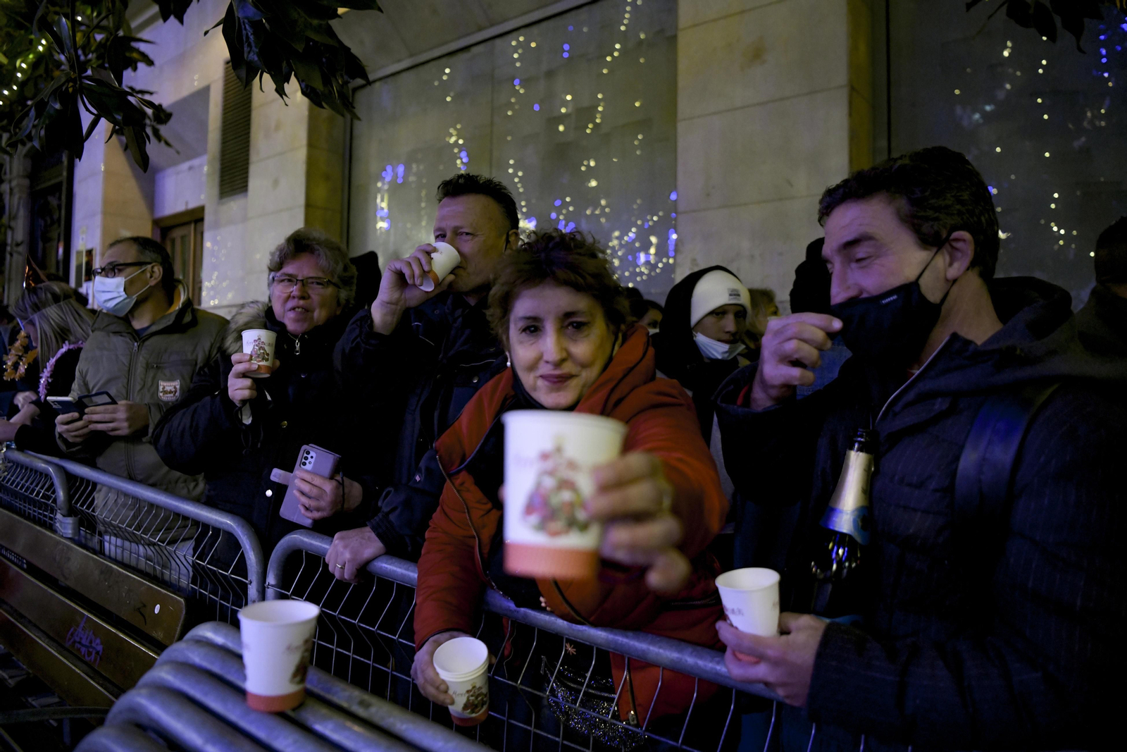 Así fue la Nochevieja 2021 en Granada, en imágenes: uvas en una Plaza del Carmen vallada y ambiente de fiesta en la calle