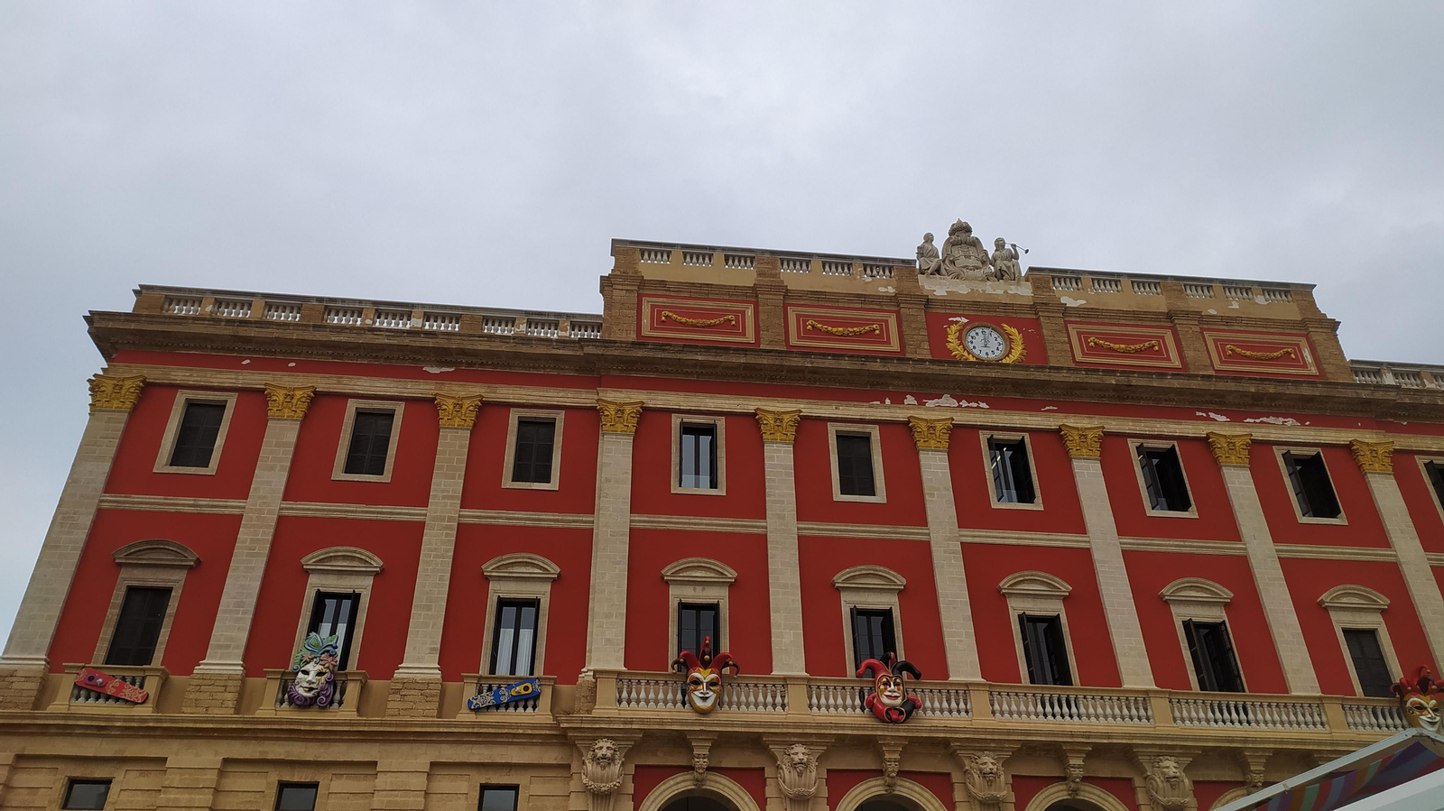 Mucho Levante y últimos preparativos en la Plaza del Carnaval de San Fernando