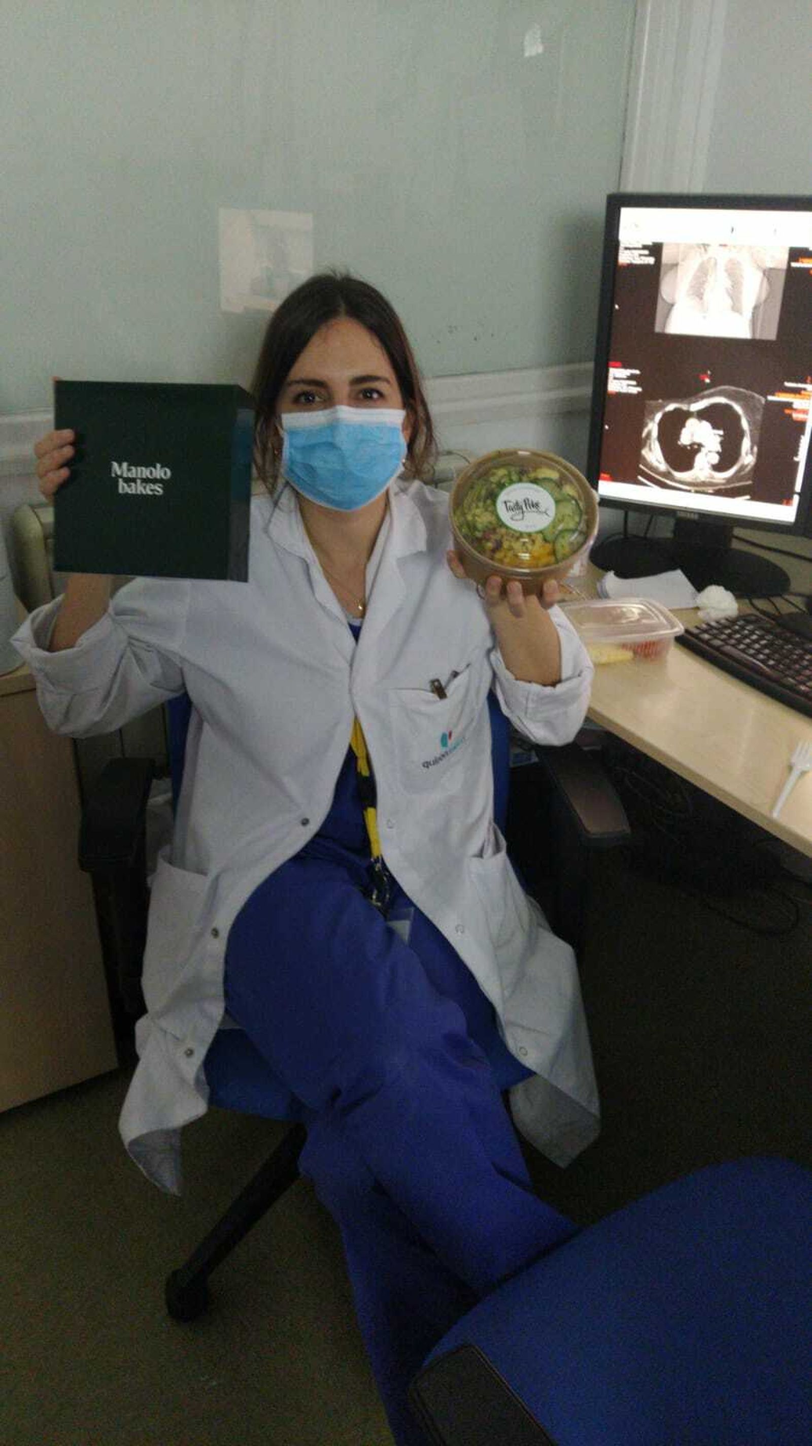 García muestra la comida donada al personal sanitario.