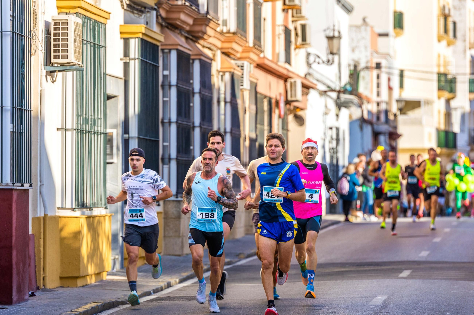 Gran ambiente en la Carrera Solidaria de la Divina Pastora en San Fernando