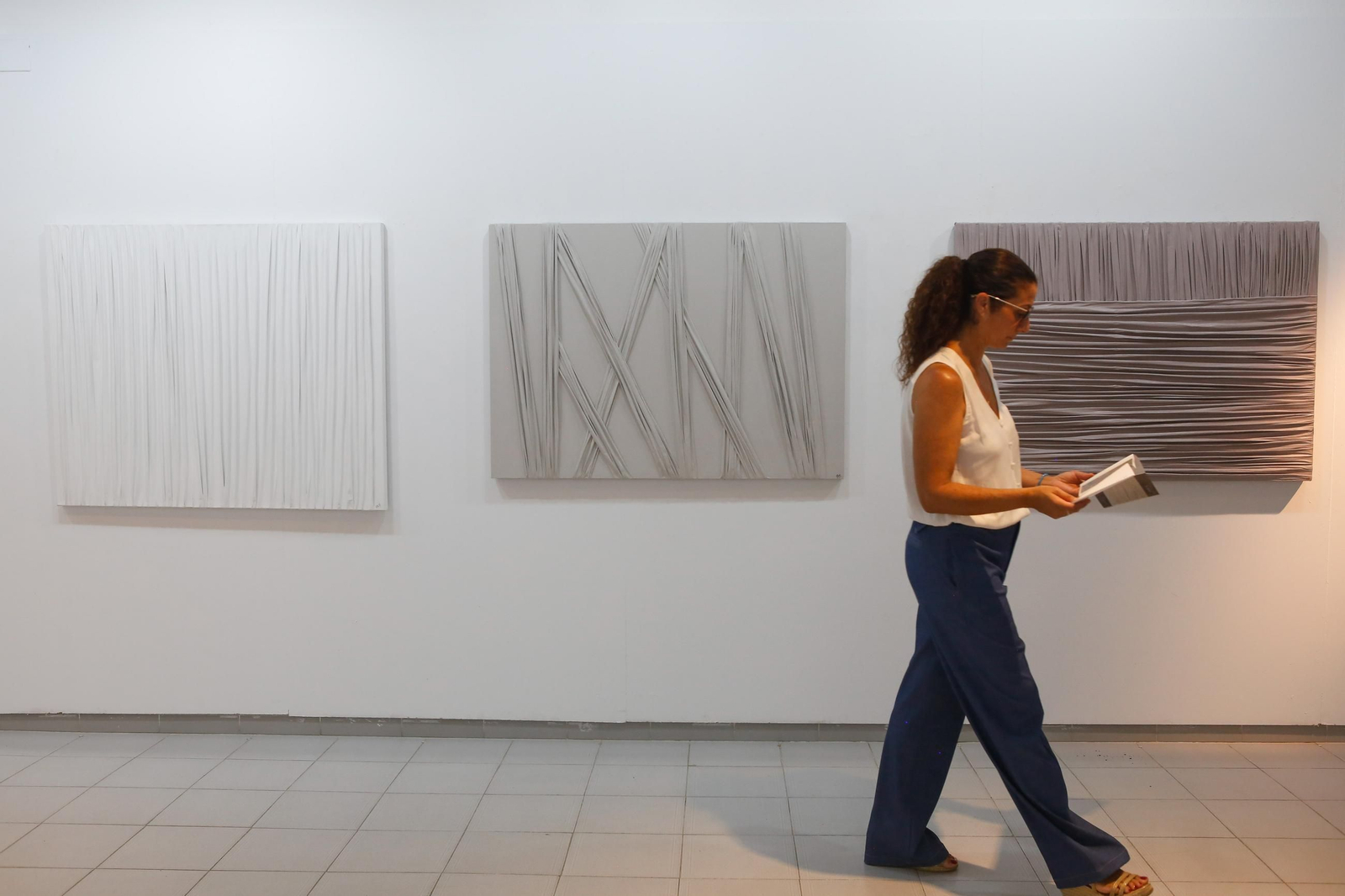 Las fotos de la exposición El mundo de Ara de Feli Muñoz en la sala Cajasur de Algeciras