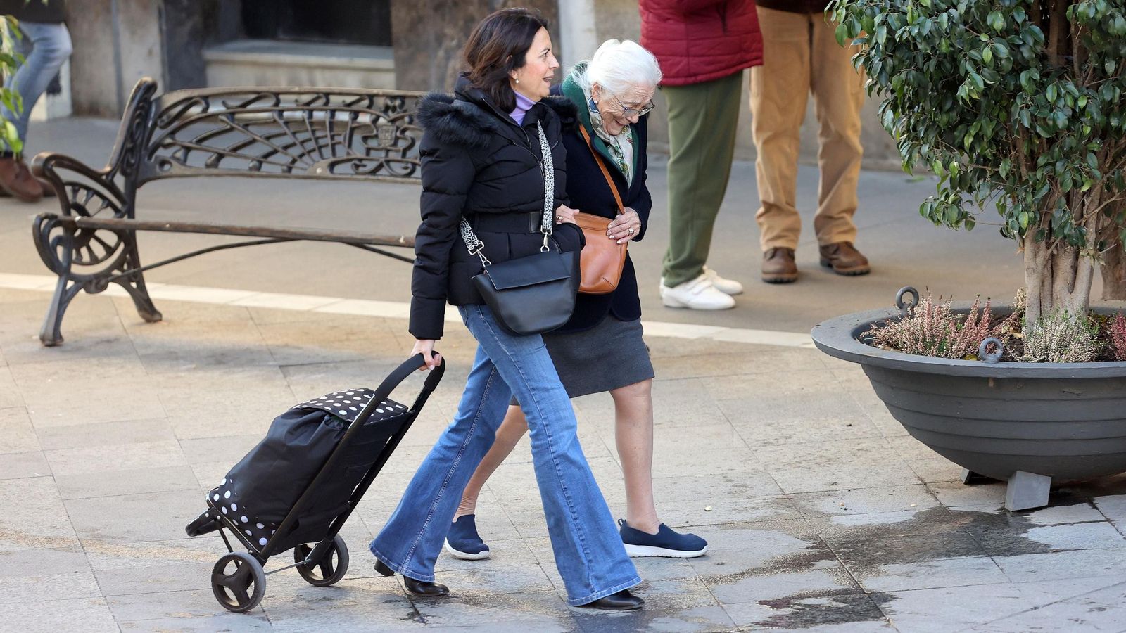 Dos mujeres caminan abrigadas por la calle Larga, en Jerez de la Frontera.
